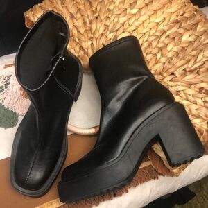 H&M Black Chunky Platform Stretch Shaft Boots Size 41 / 10 Rounded Square Toe